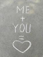 inscription à la craie sur l'asphalte moi plus toi c'est l'amour. coeur, message, reconnaissance, été, mariage, saint valentin. carte, affiche, autocollant photo