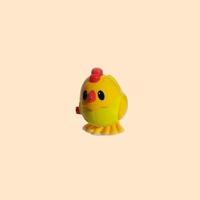 poulet jaune jouet sur fond clair. animal oiseau figurine ferme photo