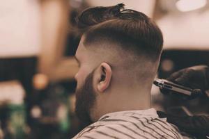 coiffeur professionnel coupe un homme photo