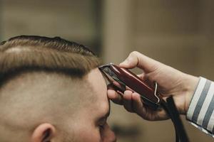 coupe de cheveux chez le coiffeur photo