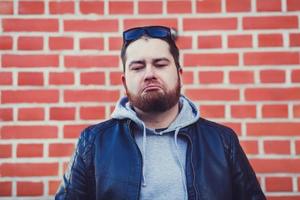 portrait d'un homme triste dans une veste en cuir photo