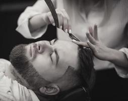 homme barbu dans un salon de coiffure photo