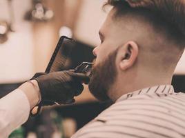 barbier, à, tondeuse, rasage, homme photo