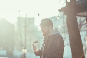 portrait d'un bel homme tenant une tasse de café chaud. photo