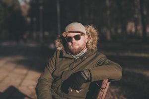 jeune homme hipster à lunettes de soleil photo