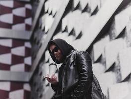 homme hipster avec une tasse de café photo