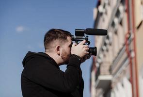 un homme avec une caméra fait un rapport photo