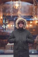 bel homme dans une veste d'hiver photo