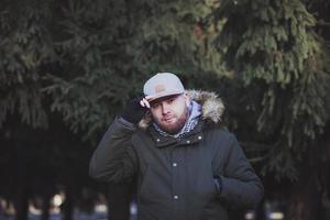 homme avec une barbe dans une casquette photo