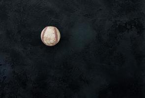 balle de baseball sur fond noir photo