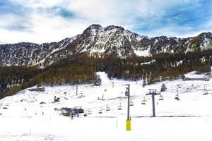 montagnes enneigées avec remontées mécaniques photo