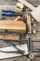 Les outils de menuisier sur banc en bois, avion, ciseau, maillet, ruban à mesurer, marteau, pinces, pinces photo