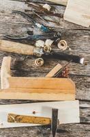 les outils de charpentier sur banc en bois, avion, ciseau, maillet, marteau, pinces photo