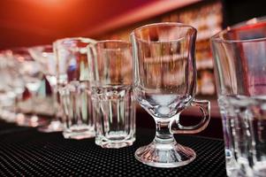 ensemble de verres de collection pour boissons au bar photo