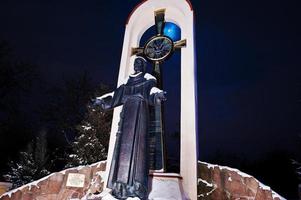 monument de st. francis à soirée gelée photo