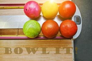 le mot bowl it arrière plan boules de bowling photo