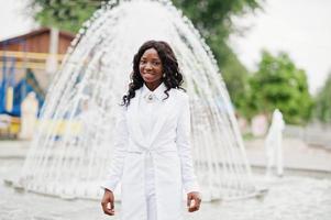 élégante et belle fontaine de fond de fille afro-américaine noire à la ville photo