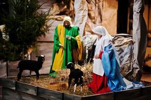 très grande crèche de noël. Jésus dans la crèche. Sainte famille photo