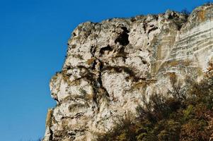 haute colline fond bleu ciel photo