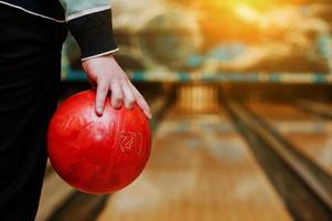 boule de bowling à portée de main de l'homme fond bowling photo