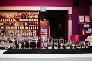 ensemble de verres de collection pour boissons au bar photo