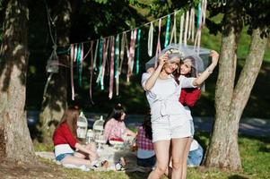 deux filles sexy en short court posées et s'amusant lors d'une soirée entre célibataires photo