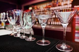 ensemble de verres de collection pour boissons au bar photo