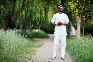 portrait d'un homme afro-américain noir élégant et riche sur des vêtements blancs, des lunettes de soleil et un chapeau photo