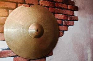 plaque de tambour sur un mur décoré de briques photo