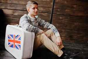 jeune homme de mode avec la valise avec le drapeau britannique photo