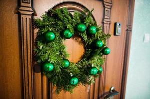 guirlande de noël sur une porte en bois marron photo