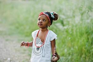 petite fille africaine marchant au parc photo