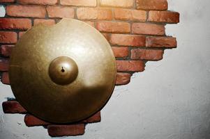 plaque de tambour sur un mur décoré de briques photo