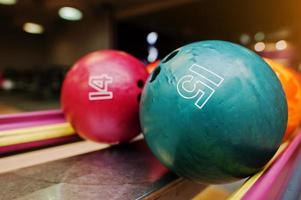 deux boules de bowling colorées numéro 15 et 14 photo
