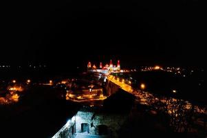 vue nocturne du château kamyanets-podilsky, ukraine photo