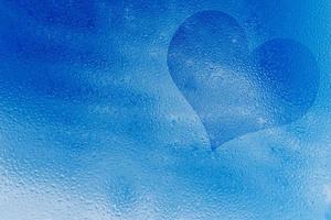 gouttes de pluie sur le verre. dessine un coeur. concept d'amour pour la nature. photo