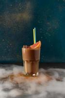 café glacé au lait et à la cannelle dans une tasse en verre transparent. photo