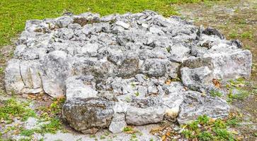 ancien site maya avec temple ruines pyramides artefacts muyil mexique. photo