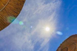 lever du soleil sur les plages des stations balnéaires chaises longues et parasols kos grèce. photo