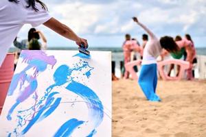 peinture au goutte à goutte performance artistique en plein air avec des danseuses, atelier créatif, festival d'art photo