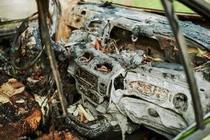 intérieur de voiture brûlé en gros plan, incendie de véhicule véhicule à moteur endommagé, incendie de voiture photo