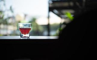 le barista sert du café noir chaud dans des tasses qui font du café goutte à goutte en versant de l'eau chaude sur le grain de café. photo