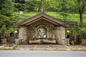 structure du toit avec une peinture de jésus sur le mur intérieur et une croix sur le dessus photo