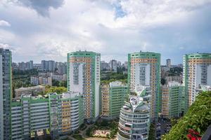 bâtiments résidentiels modernes avec des fenêtres contre le ciel nuageux photo