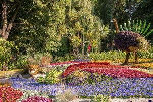 figure d'animaux faite de feuilles et de buissons à l'exposition annuelle de fleurs dans le jardin photo