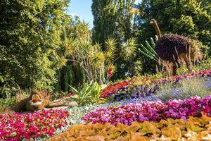 figure d'animaux faite de feuilles et de buissons à l'exposition annuelle de fleurs dans le jardin photo