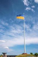drapeau national bicolore bleu et jaune de l'ukraine agitant dans le vent contre le ciel photo