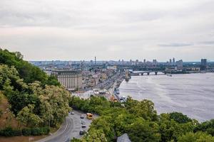 vue sur kiev depuis un point d'observation sur le dniepr photo