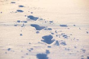 traces humaines sur une neige. fond d'hiver. photo