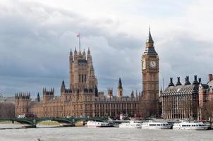 vue magnifique sur les maisons du parlement et big ben, de l'autre côté de la rivière. Londres, Royaume-Uni photo